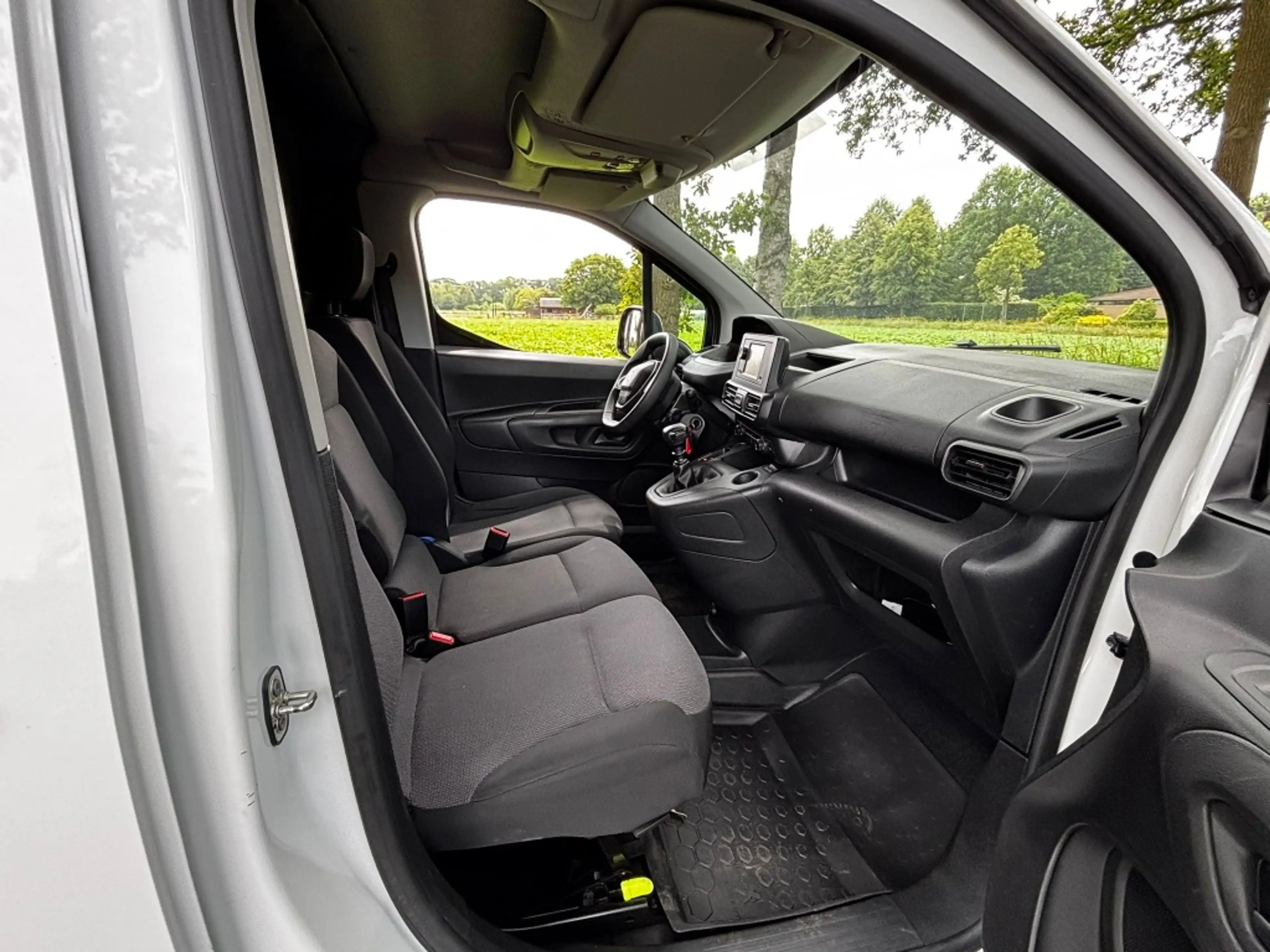 Peugeot Partner 1.2 PT. Premium — photo 26