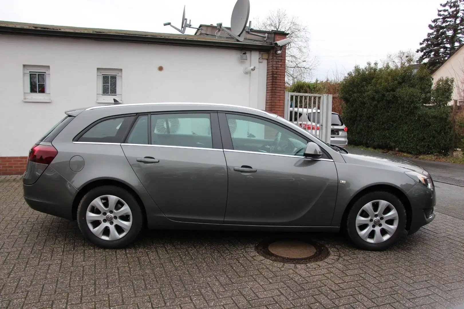 Opel Insignia A Sports Tourer Edition NAVI*PDC*/58676 Grau - 2