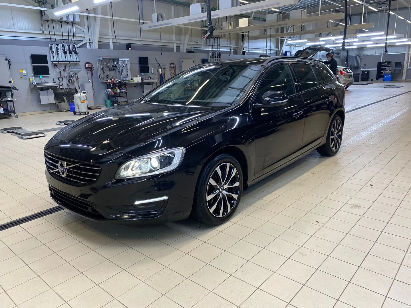 Volvo V60 V60 T3 Momentum Zwart - 1