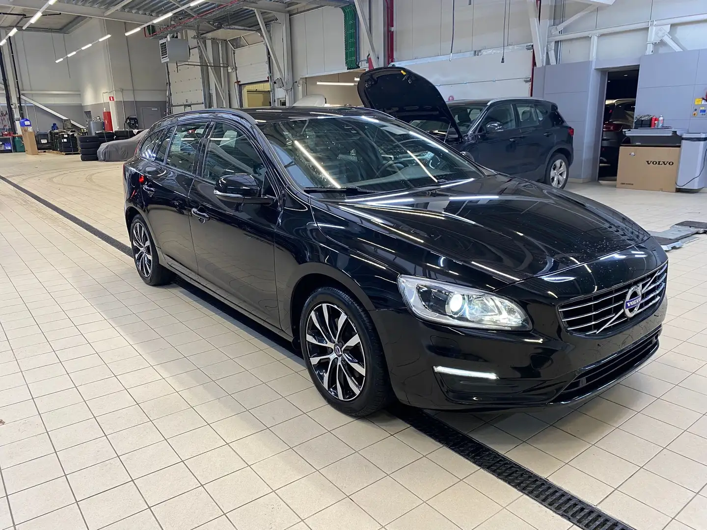 Volvo V60 V60 T3 Momentum Zwart - 2