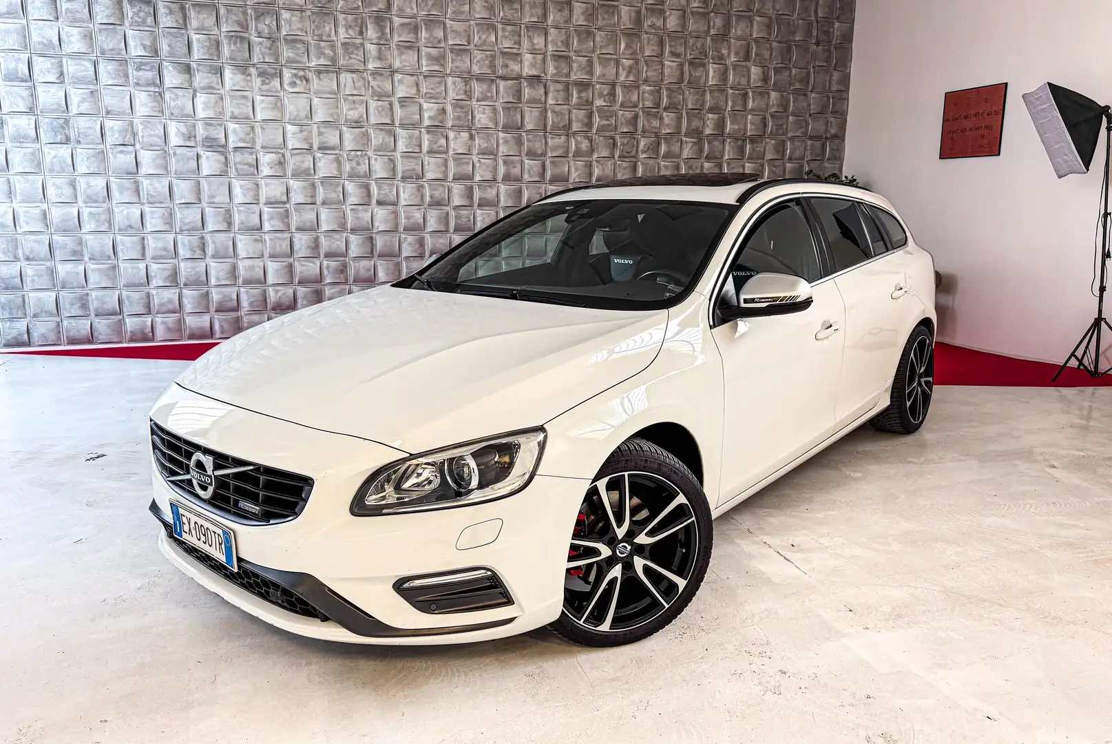 Volvo V60 2.0 d4 R-design Kinetic 181cv geartronic Bianco - 1