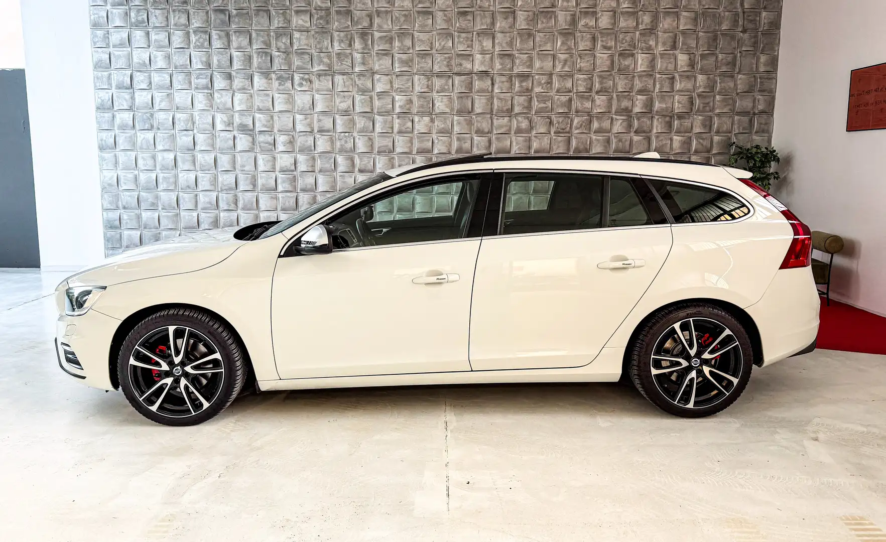 Volvo V60 2.0 d4 R-design Kinetic 181cv geartronic Bianco - 2
