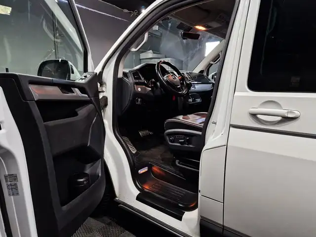 Volkswagen Multivan view 8