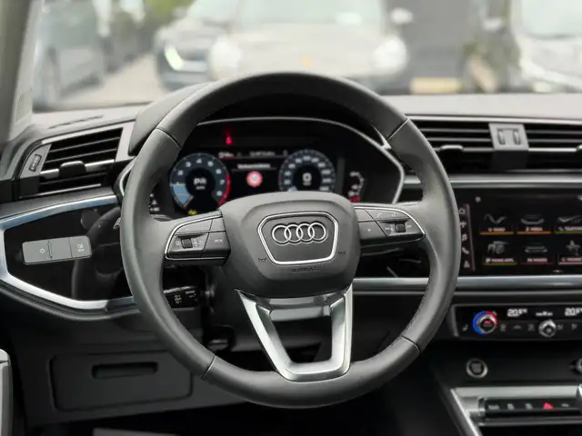 Audi Q3 view 9
