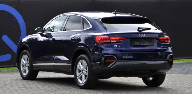 Audi Q3 view 3