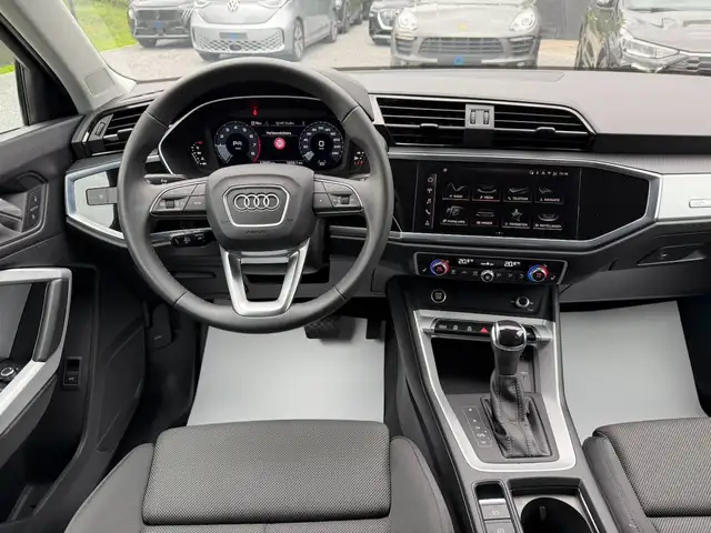 Audi Q3 view 8
