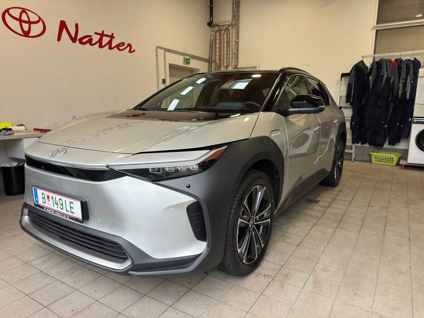 Toyota bZ4X Allrad Komfort + Executive Elektro 71,4kWh Silber - 1