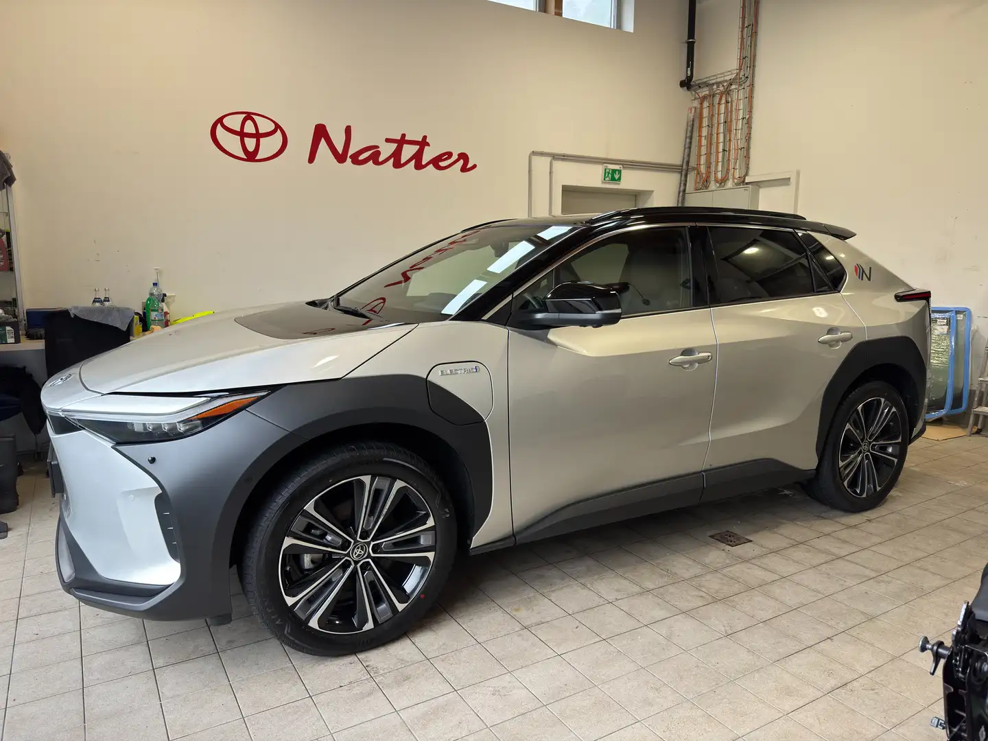 Toyota bZ4X Allrad Komfort + Executive Elektro 71,4kWh Silber - 2