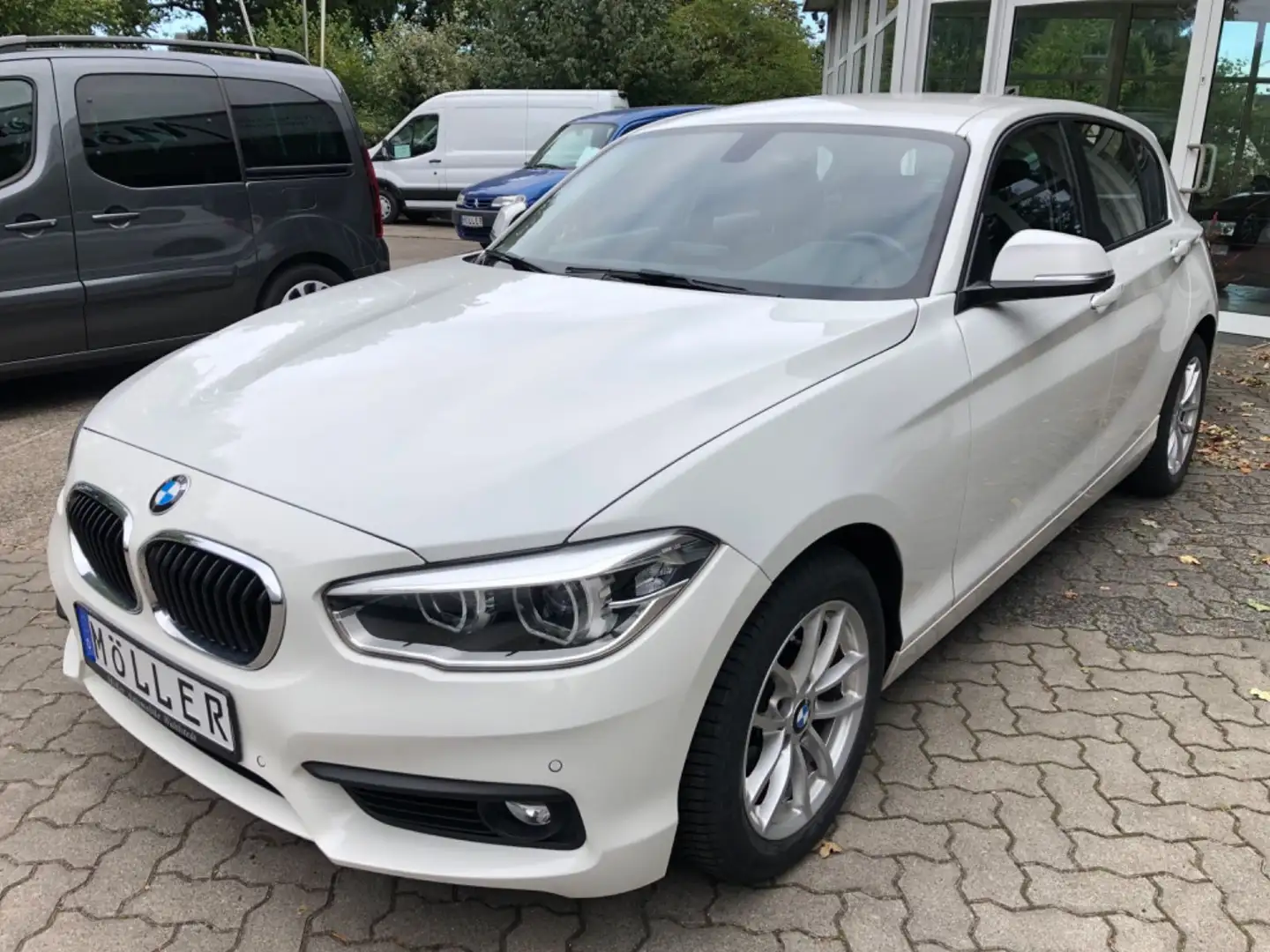 BMW 116 d Advantage Navi Prof LED Sitzhzg Weiß - 2