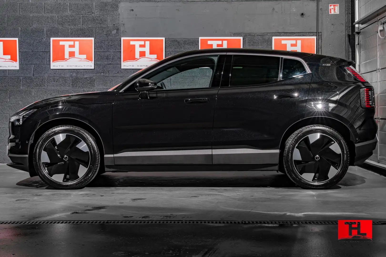 Volvo EX30 69 kWh AWD Twin Motor Performance Ultra (315 kW) Noir - 2