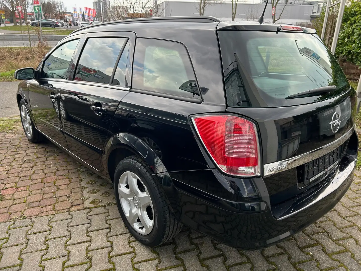 Opel Astra Astra Caravan 1.8 Caravan Edition Schwarz - 1