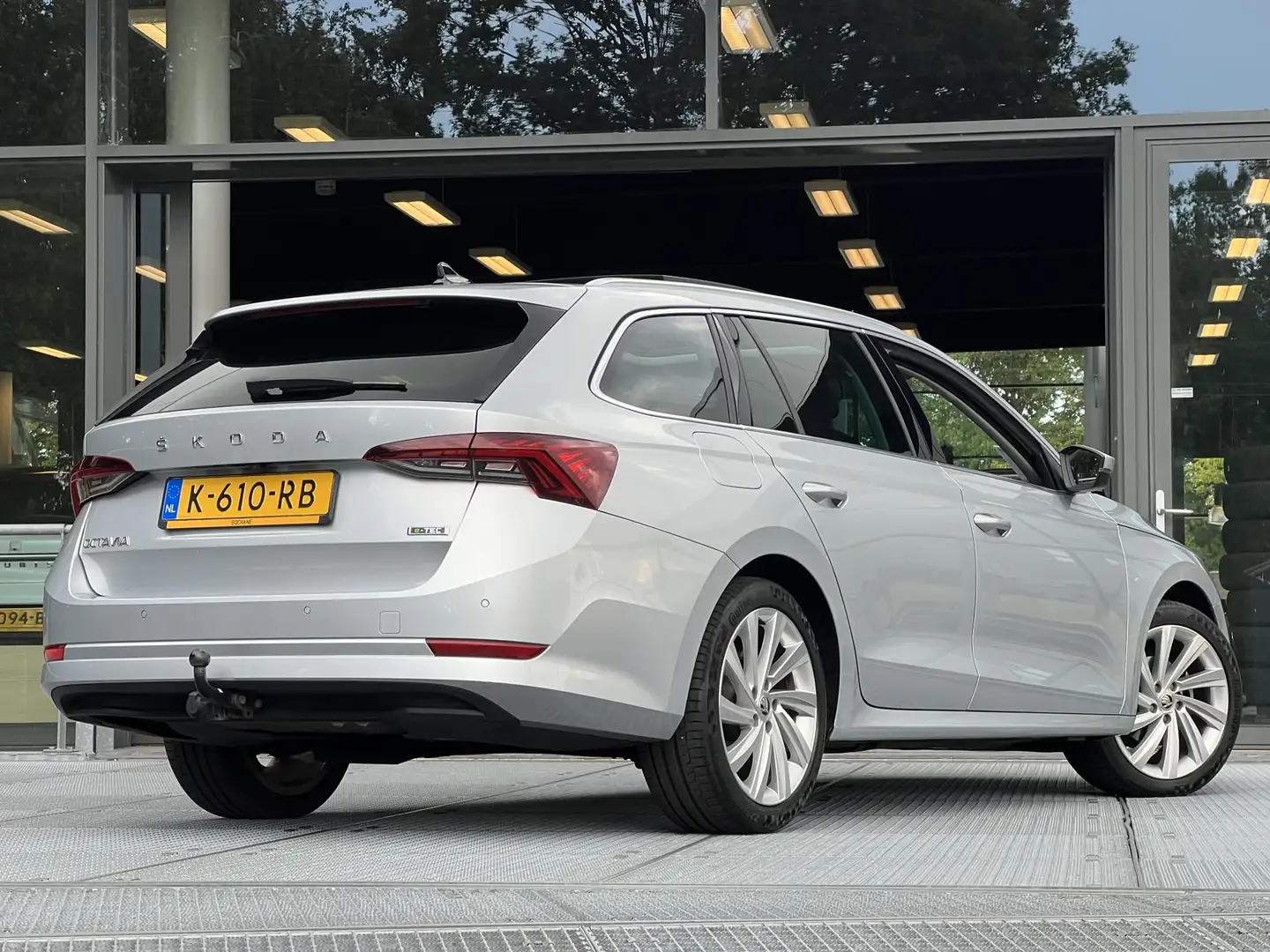 Skoda Octavia Combi 1.0 e-TSI Business Edition Automaat 110PK | Grau - 2