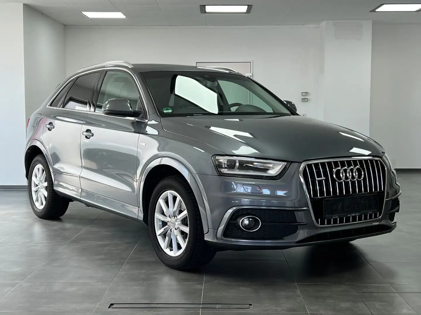 Audi Q3 2.0 TDI q./S-LINE/LEDER/SHZ/XENON/PANO/KAMERA Grau - 1