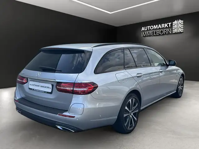 Mercedes-Benz E-Class view 4