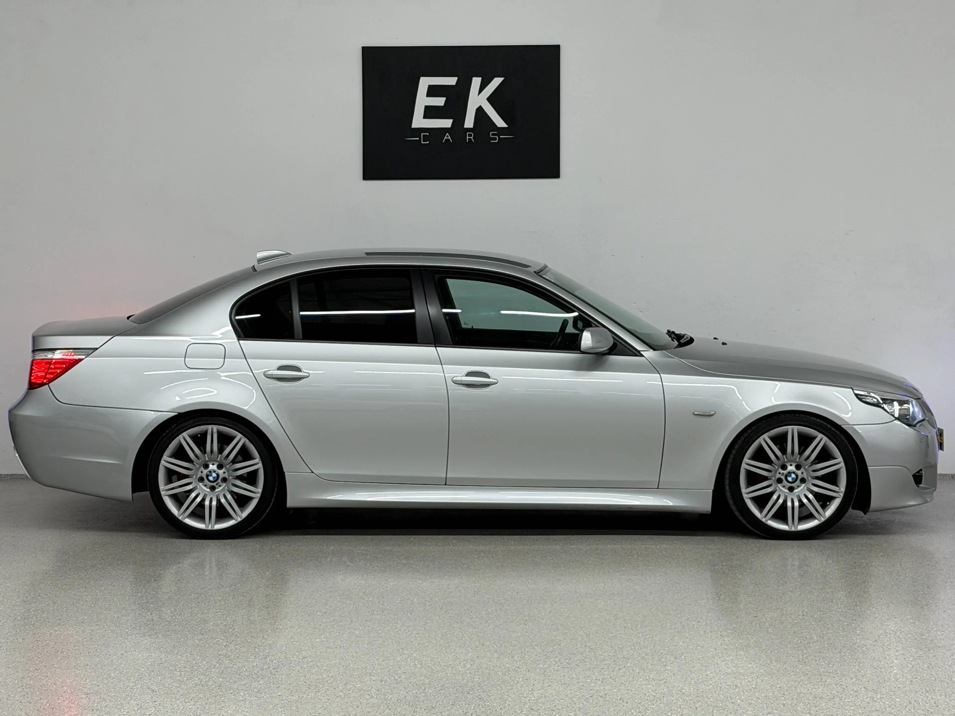 BMW 525 D Edition M-Paket *SITZH* *19-ZOLL* *NAVI* *PDC* — photo 4