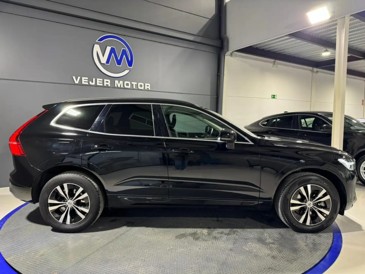Volvo XC60 D4 Momemtum Pro Aut. Schwarz - 2