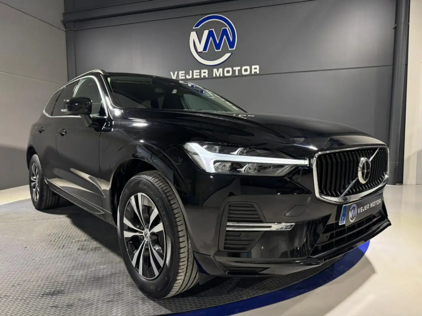 Volvo XC60 D4 Momemtum Pro Aut. Schwarz - 1