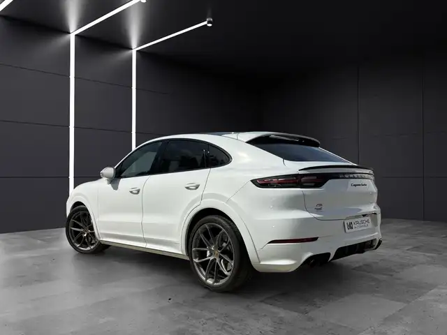 Porsche Cayenne view 3