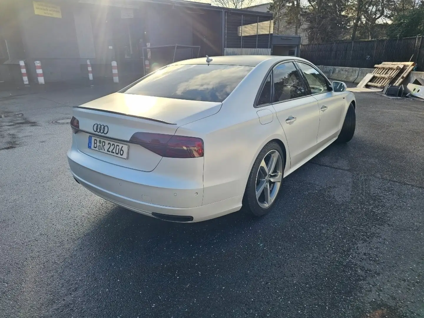 Audi A8 4.2 TDI DPF (clean diesel) quattro tiptronic Biały - 2