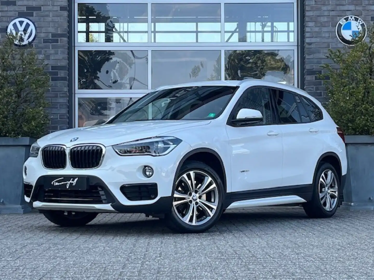 BMW X1 XDRIVE20I SPORTLINE AUT. - NAVI - TREKH. - LED Wit - 1