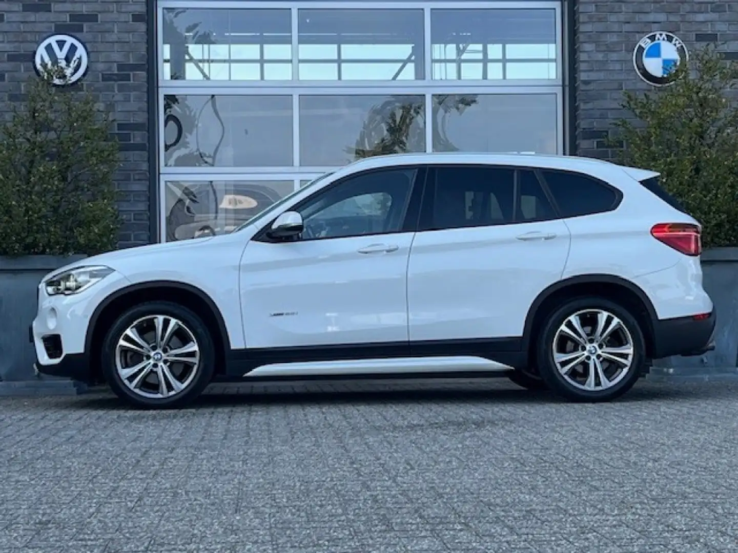 BMW X1 XDRIVE20I SPORTLINE AUT. - NAVI - TREKH. - LED Wit - 2