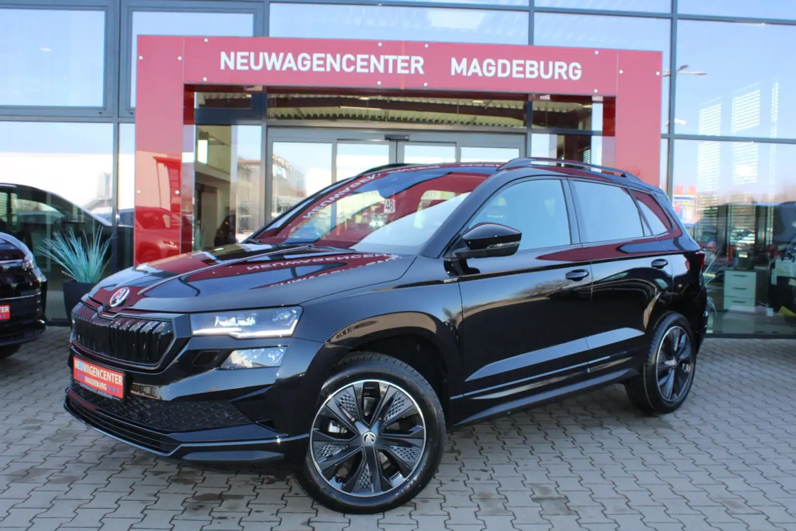 Skoda Karoq Sportline 2.0TDI 4x4 DSG*MATRIX*NAVI*ACC*AHK-VORB* Zwart - 1
