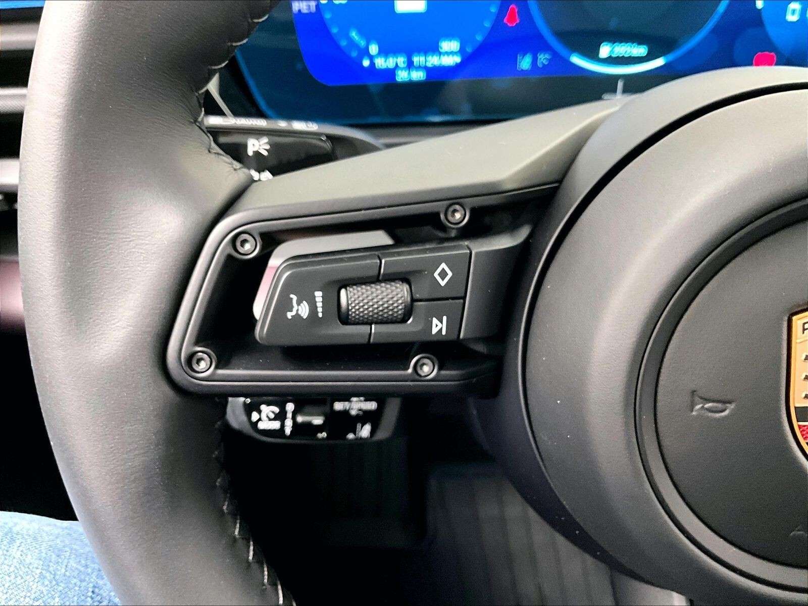 2025 Porsche Macan Electric 4 thumb 18