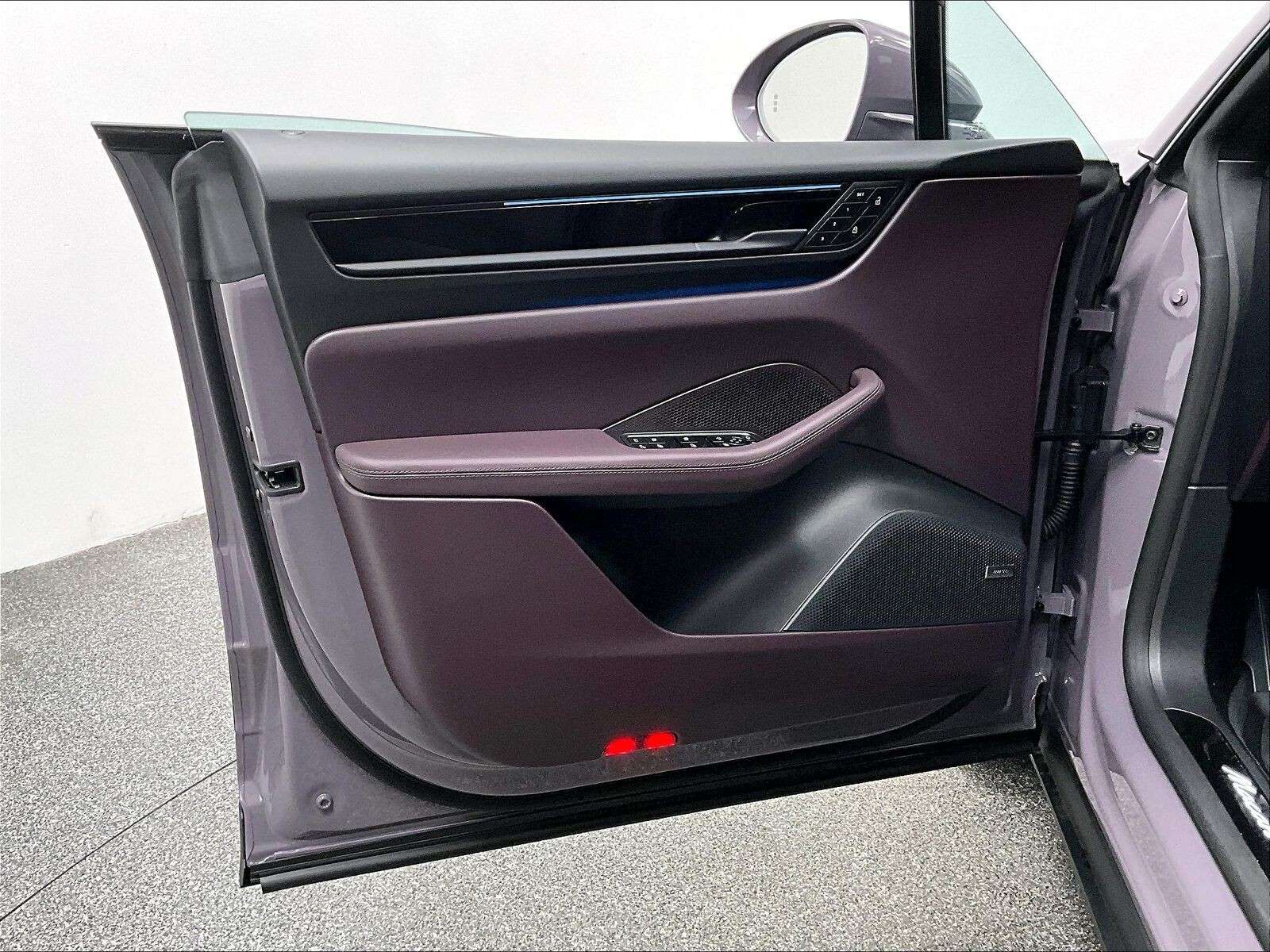 2025 Porsche Macan Electric 4 thumb 16