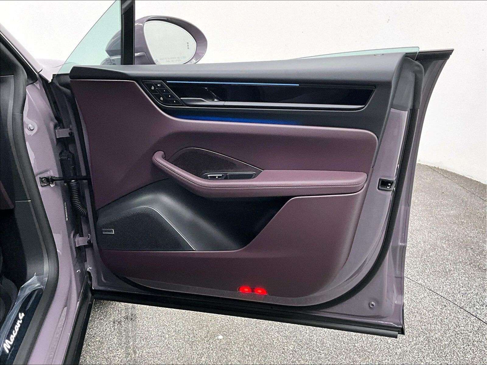 2025 Porsche Macan Electric 4 thumb 28