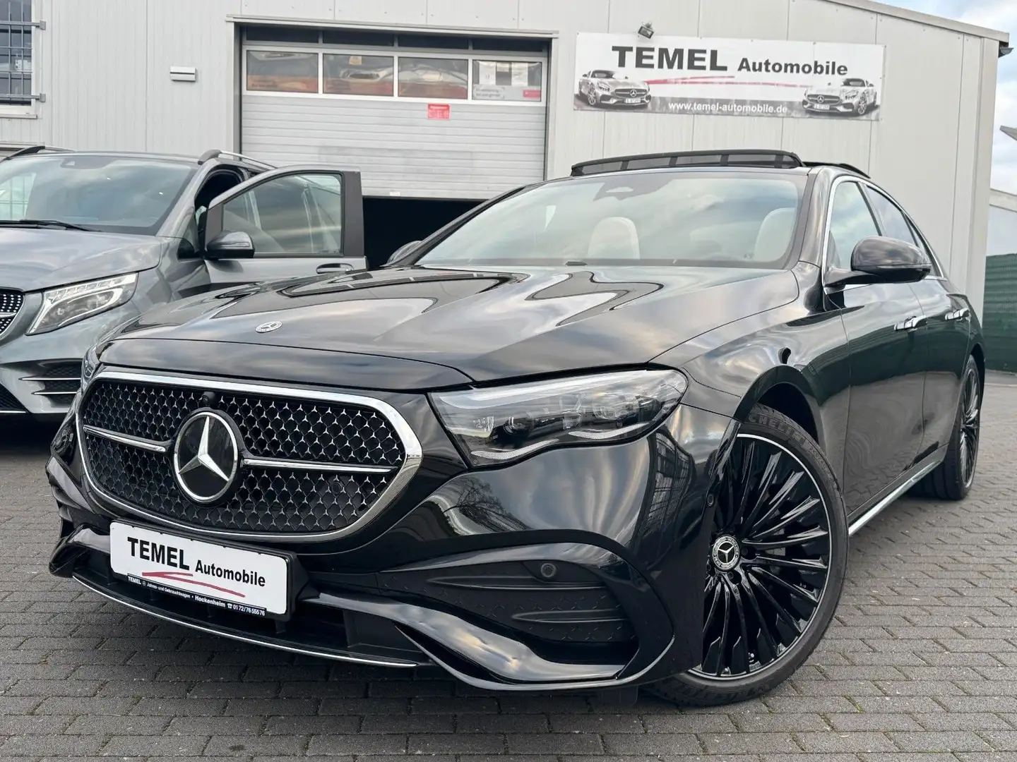 Mercedes-Benz E 200 AMG Advanced PANO MBUX Superscreen Leder Schwarz - 1