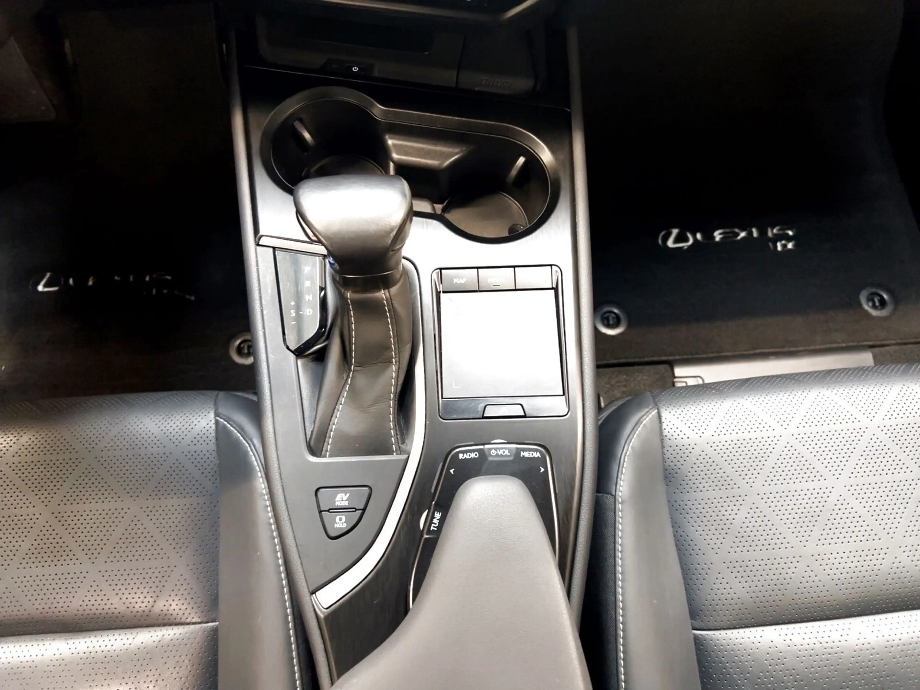Lexus UX 250h Luxury Line|360°|Schiebedach — photo 13