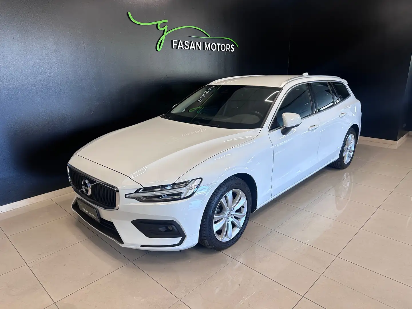 Volvo V60 2.0 b4 Momentum Business Pro auto Bianco - 1