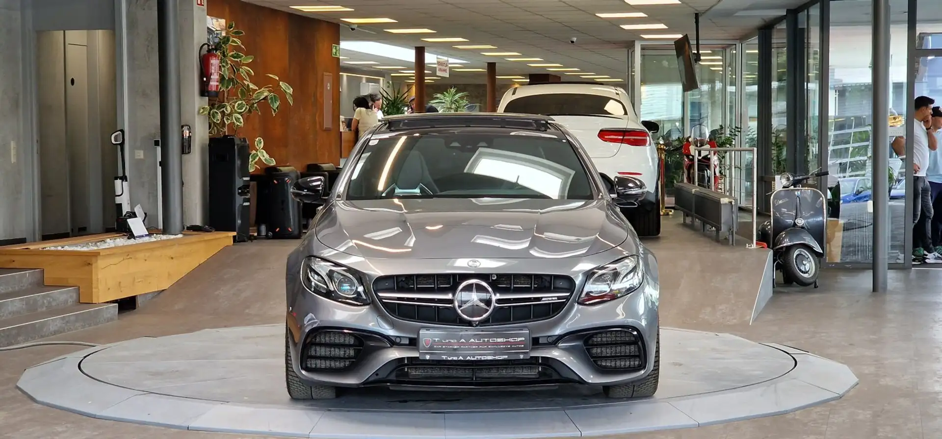 Mercedes-Benz E 63 AMG S 4-Matic Aut. *Head-up*Soft Close*Pano*360°* Grau - 2