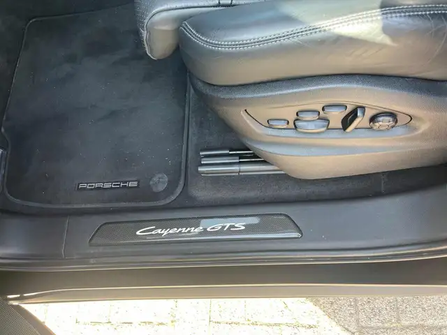 Porsche Cayenne view 13