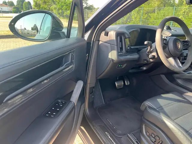 Porsche Cayenne view 12