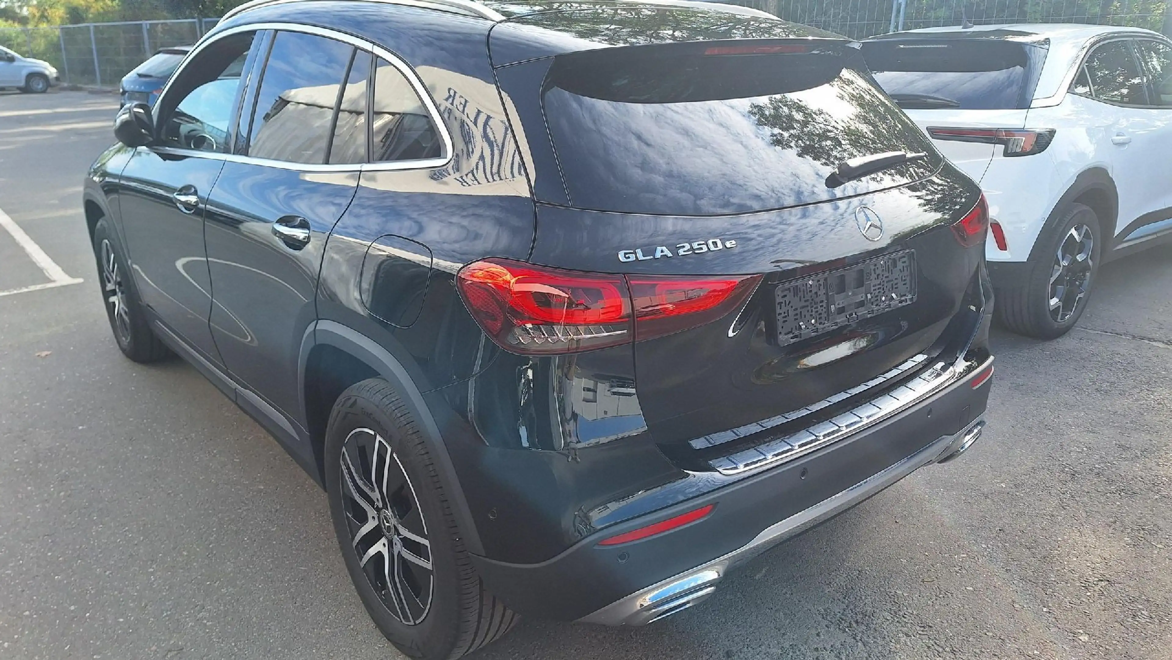 Mercedes-Benz G GLA 250e LED AHK Pano ACC Kamera Sound — photo 3