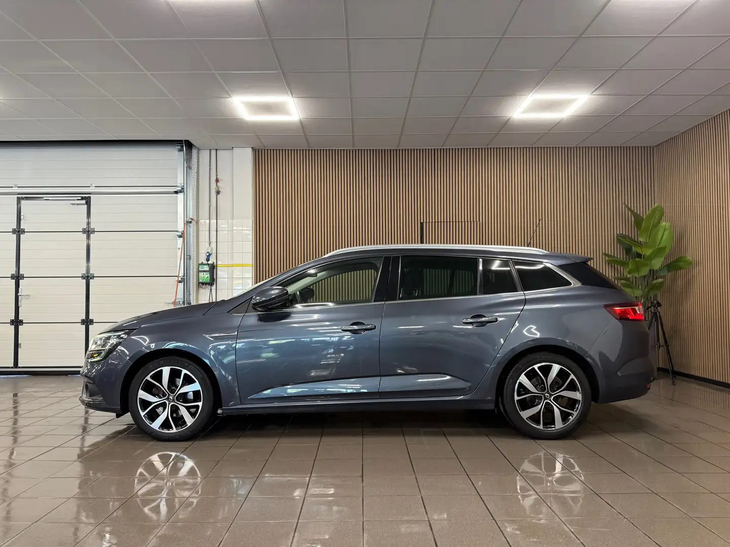 Renault Megane Estate 1.3 TCe Bose * Automaat / Trekhaak / Camera Grijs - 2