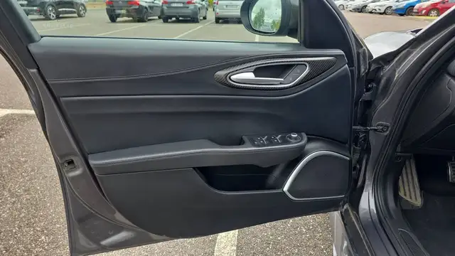 Alfa Romeo Giulia view 7