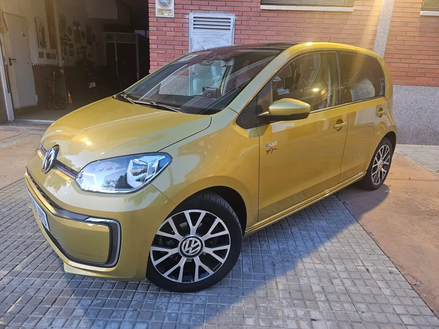 Volkswagen e-up! Amarillo - 1