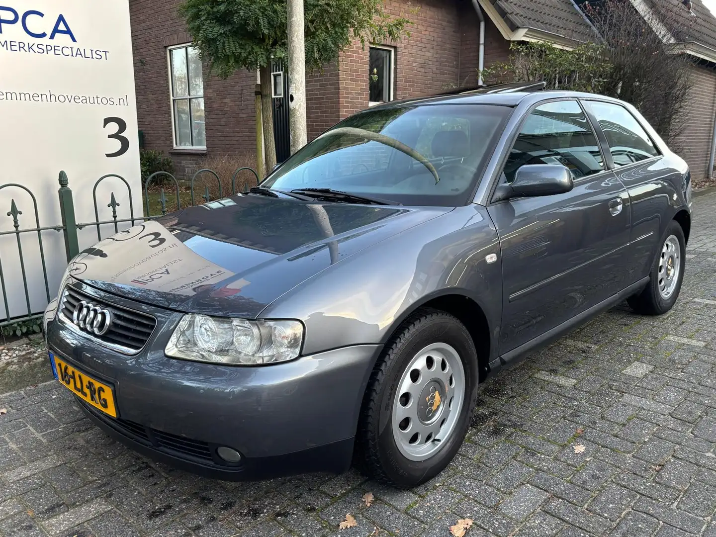 Audi A3 1.6 Attraction Airco/Alu wielen/CV/El.ramen Grijs - 2