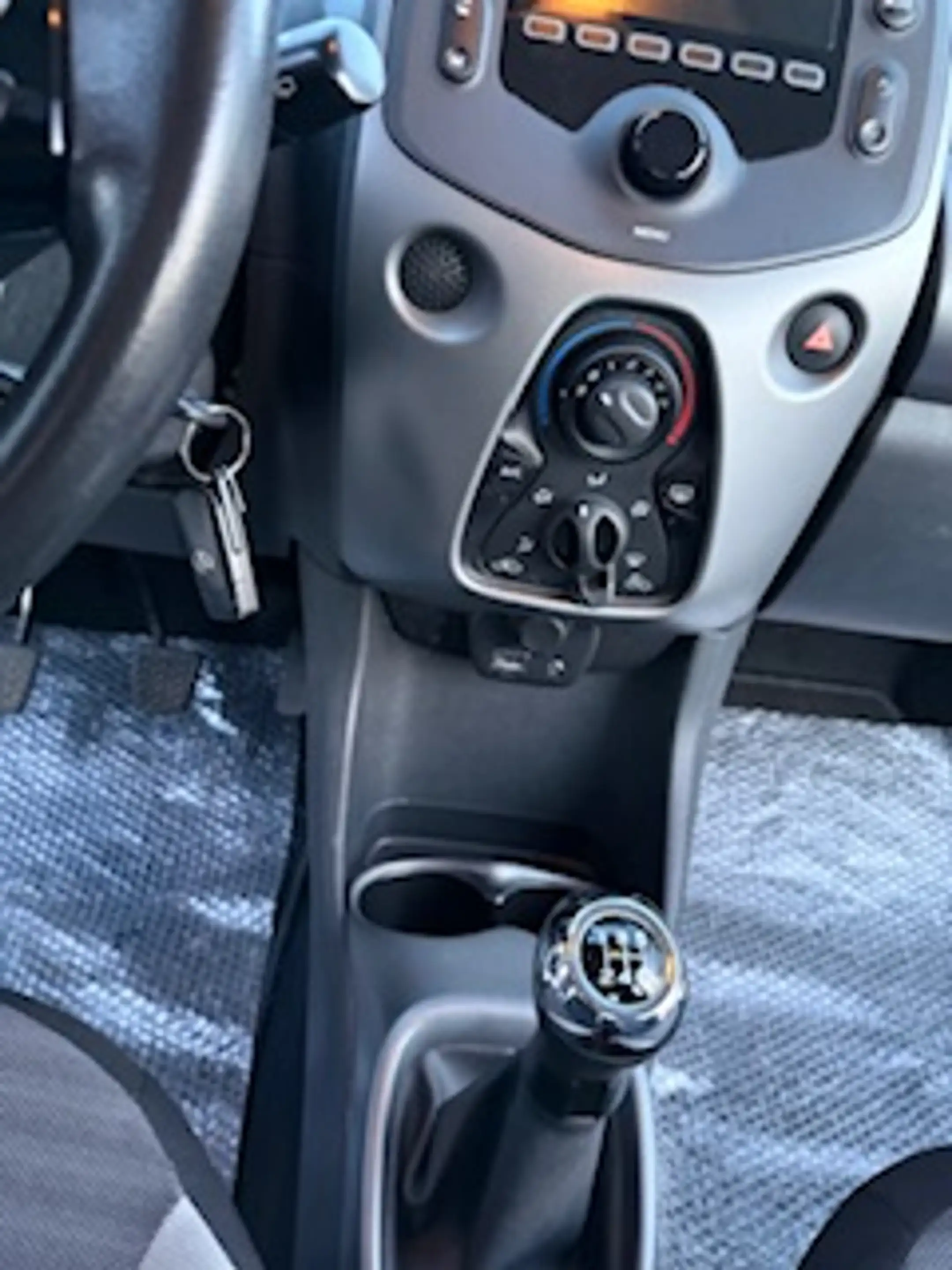 Toyota Aygo x-play Top Zustand Wenig gelaufen , — photo 13