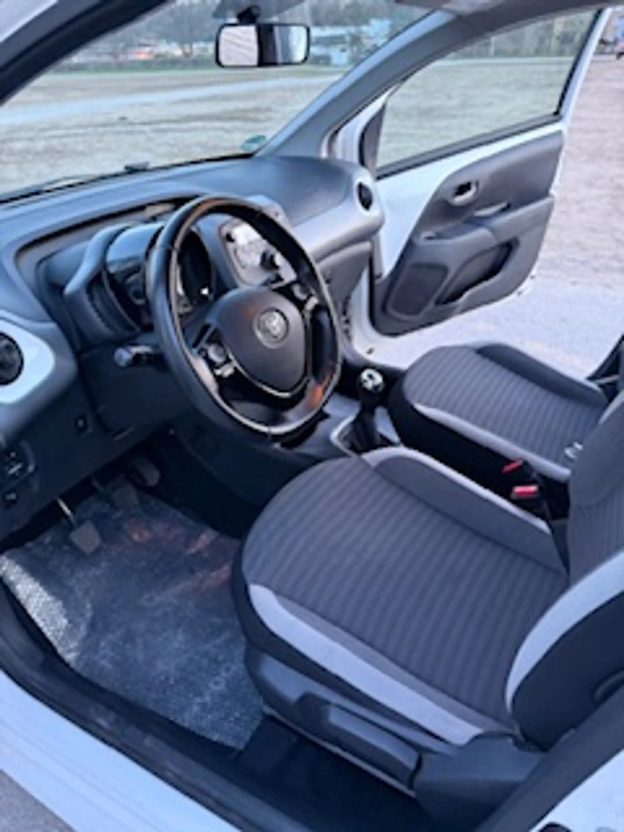 Toyota Aygo x-play Top Zustand Wenig gelaufen , — photo 12