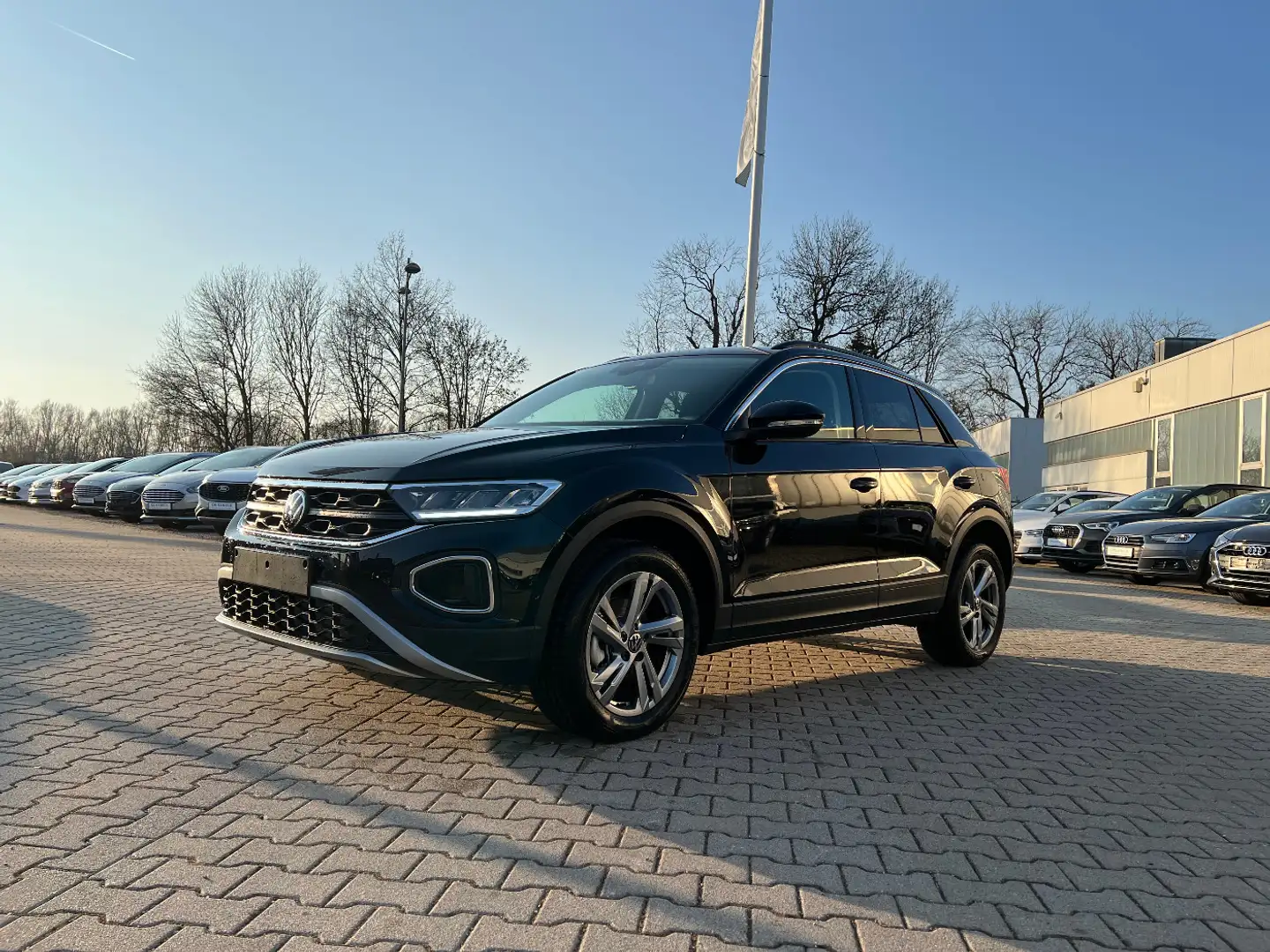 Volkswagen T-Roc 1.5 TSI DSG Life *LED ParkAssist Sitzh PDC Schwarz - 1