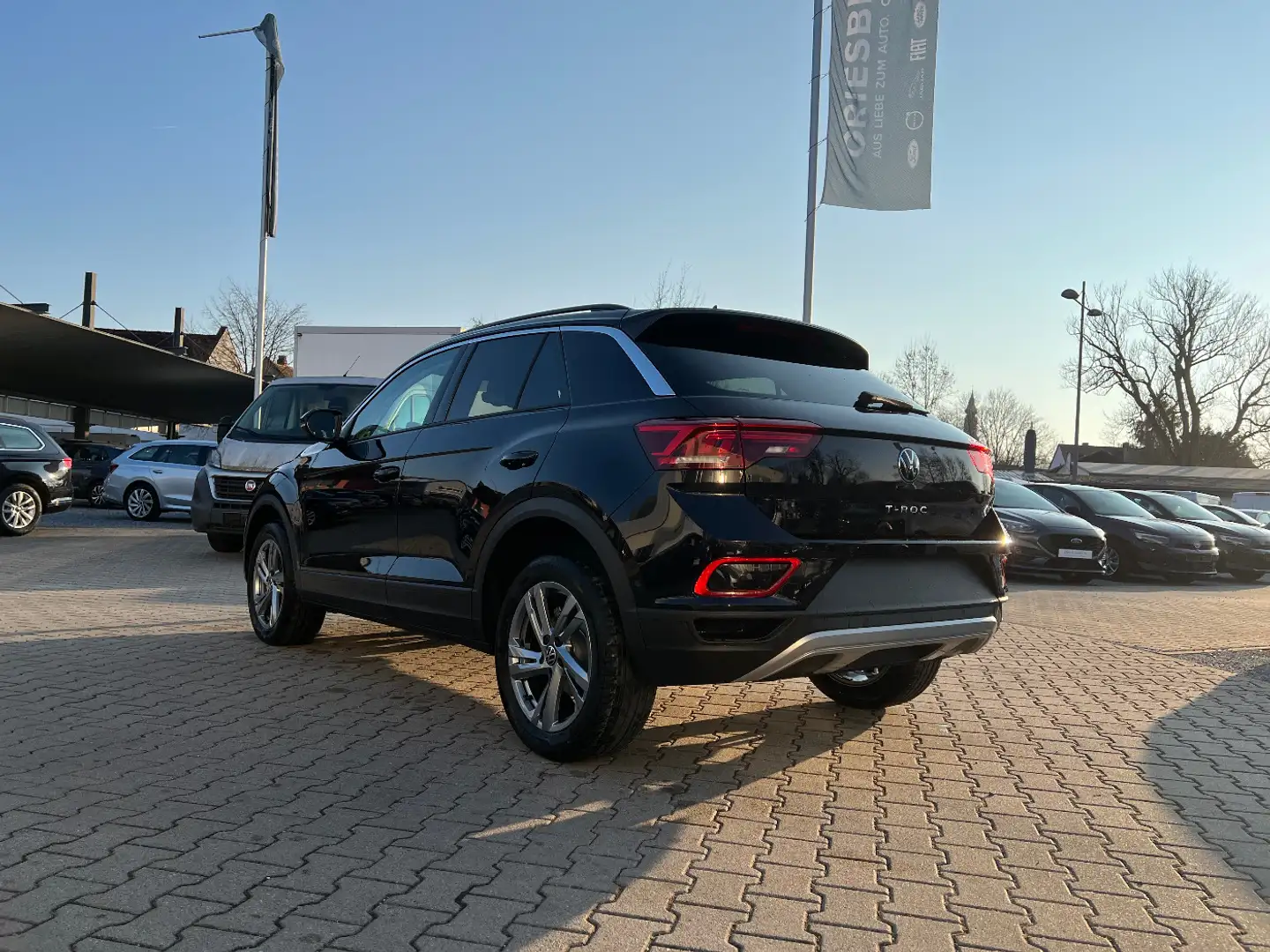Volkswagen T-Roc 1.5 TSI DSG Life *LED ParkAssist Sitzh PDC Schwarz - 2