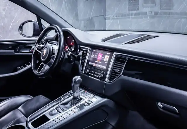 Porsche Macan view 12