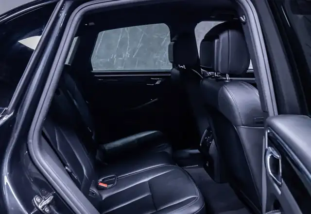 Porsche Macan view 15