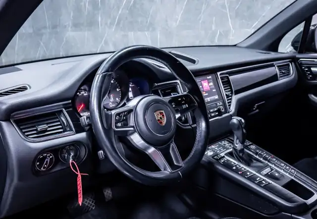 Porsche Macan view 11