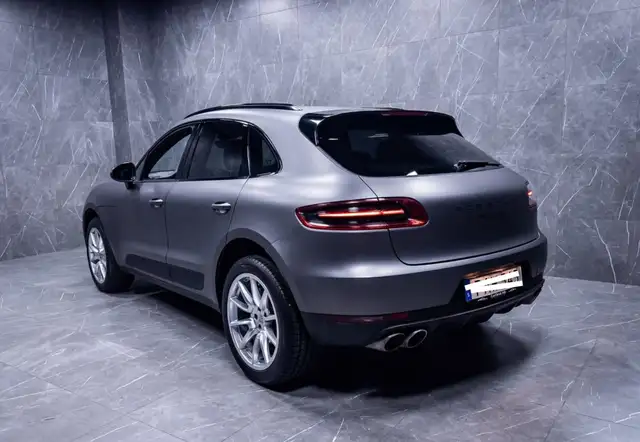 Porsche Macan view 3