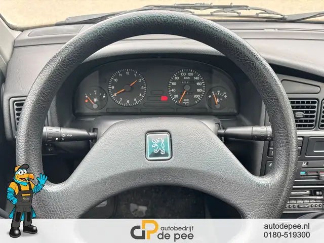 Peugeot 405 view 6
