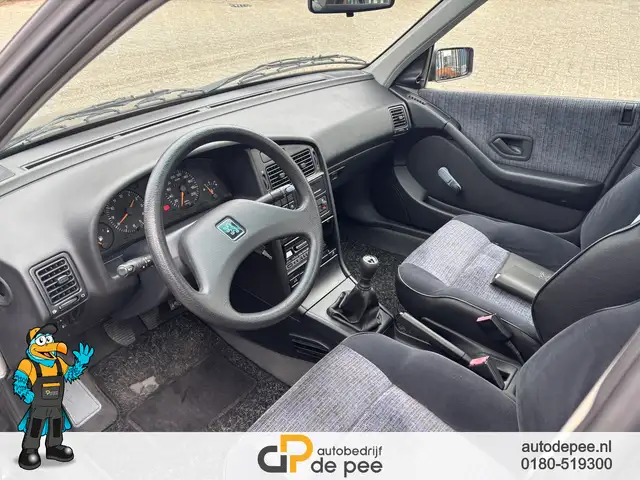 Peugeot 405 view 5